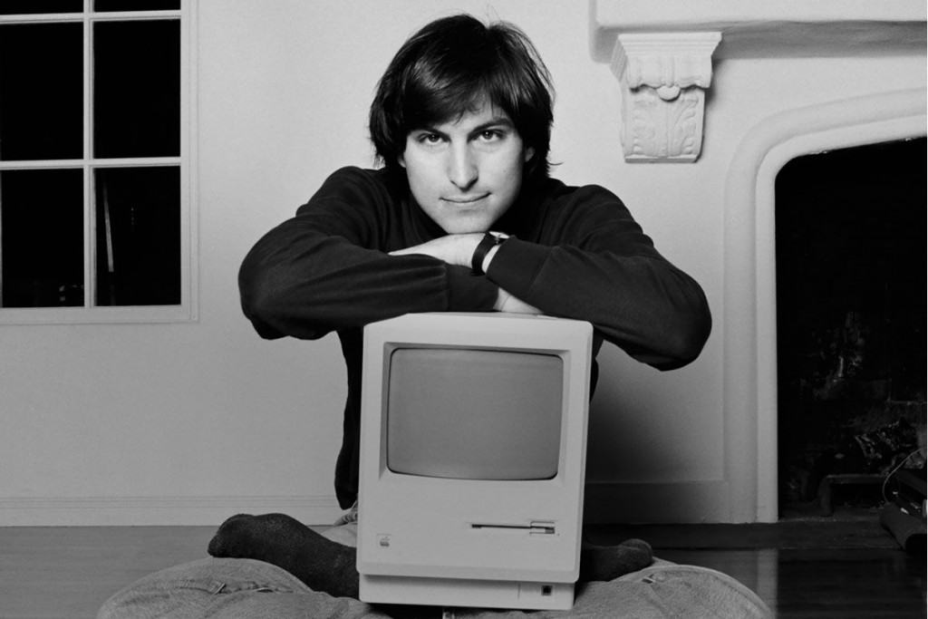 steve-jobs-with-macintosch